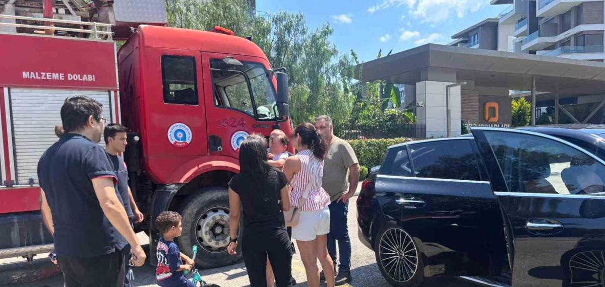 Çocuğu Araç İçerisinde Kilitli Kaldı, Gözyaşlarına Boğulan Kadının Yardımına İtfaiye Ekipleri Yetişti