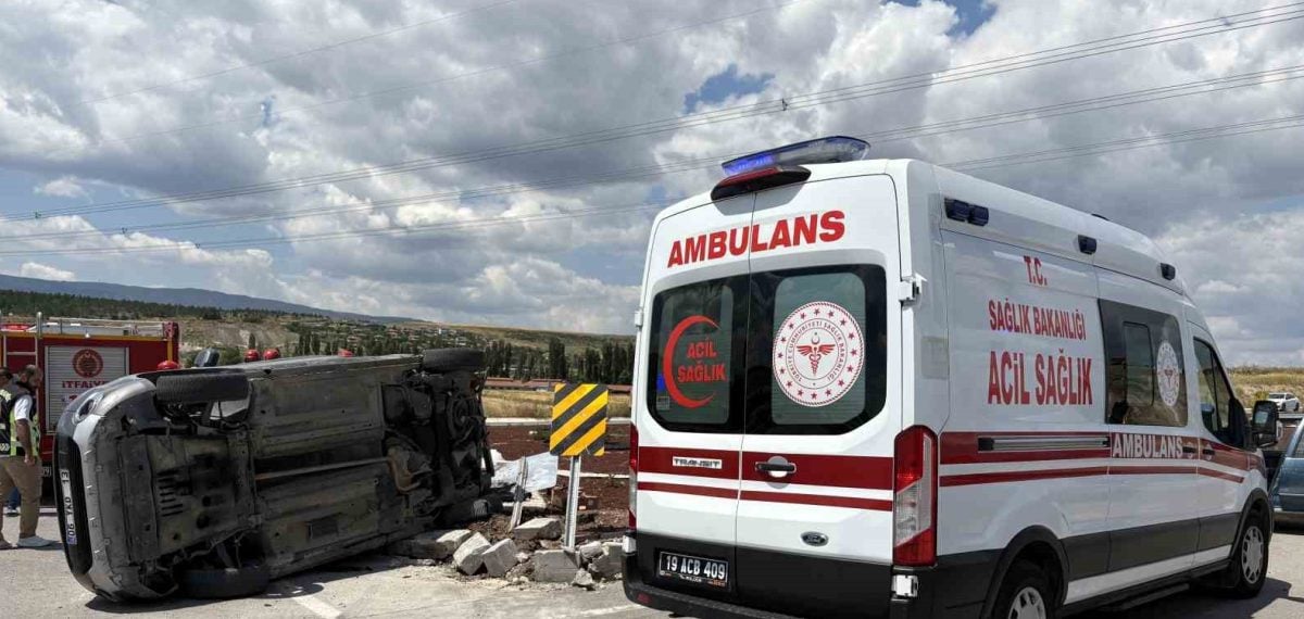 Çorum’da kavşakta otomobil ile hafif ticari aracın çarpışması: 5 yaralı, 2’si ağır