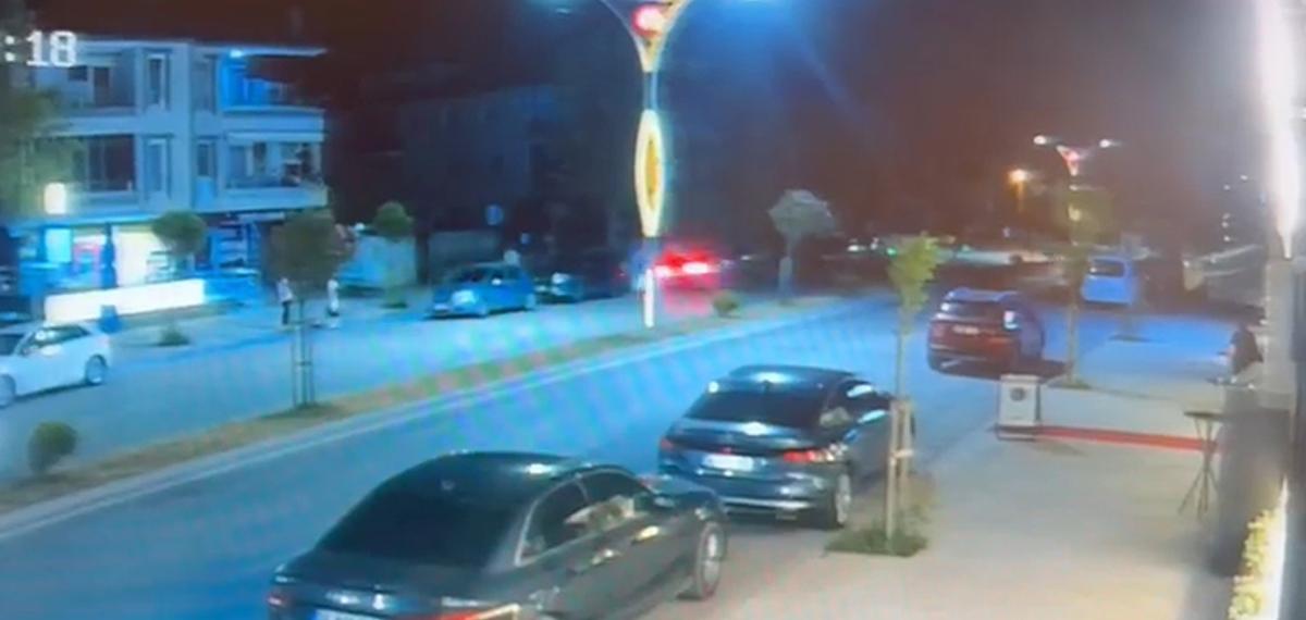 Denetimden Çıkan Araba Park Halindeki Araçlara Çarptı: O Anlar Kamerada