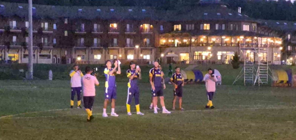 Düzce Topuk Yaylası’nda Fenerbahçe’ye taraftar sürprizi: Meşaleler ve tezahüratla destek
