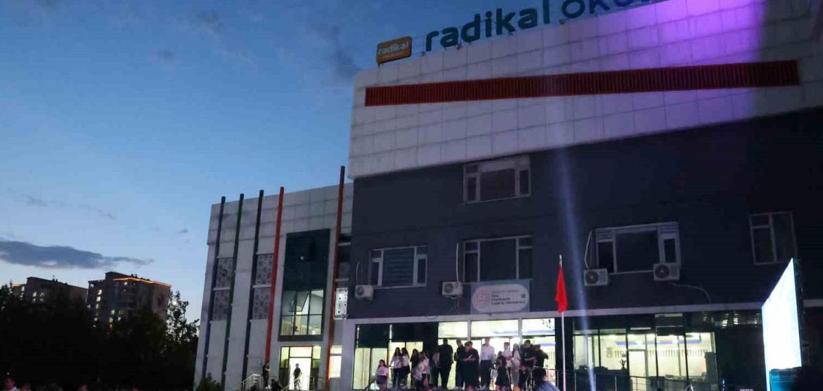 (Düzeltme) Diyarbakır’da 8’inci Sınıf Öğrencileri Kep Attı