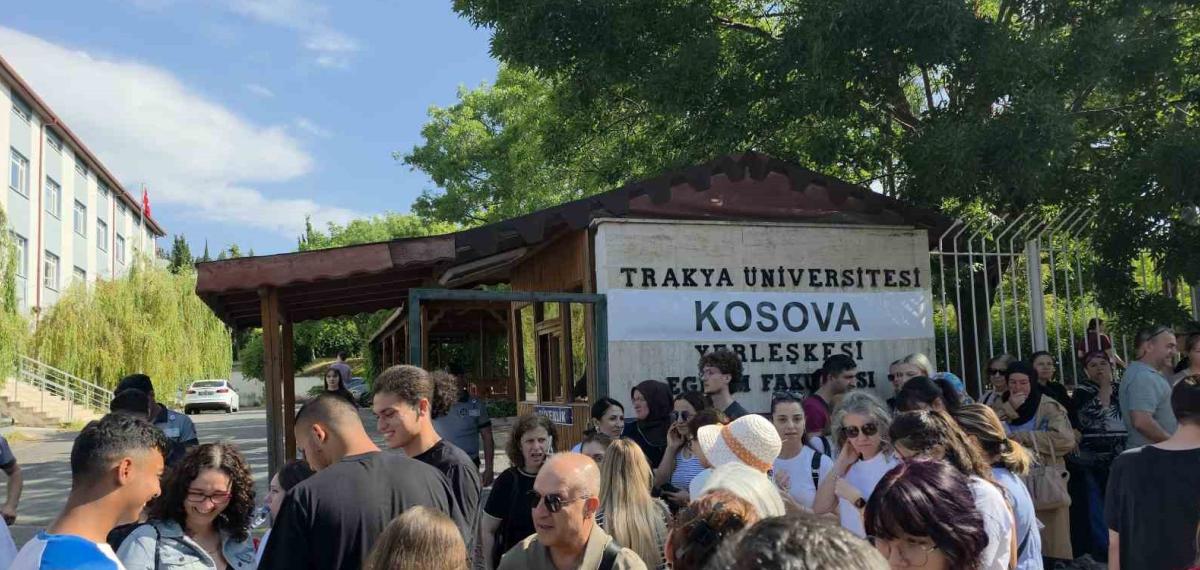 Edirne’de YKS sınavı için veliler okul önünde bekledi