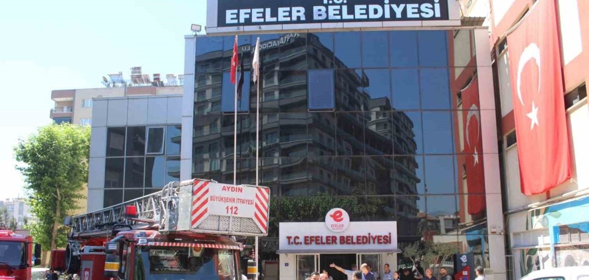 Efeler Belediyesi hizmet binasında asansör kontrol paneli yangını büyümeden söndürüldü