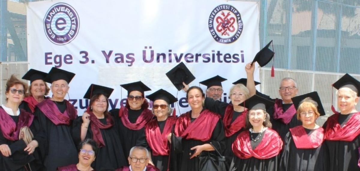 Ege Üniversitesinde 3. Yaş Üniversitesinin 140 Çınarı Diplomalarını Aldı