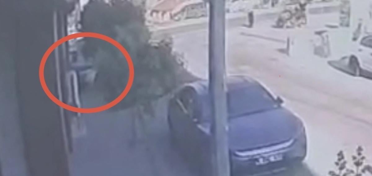 Ehliyetsiz Gencin Kullandığı Araba Motosiklet Mağazasına Daldı: 2,3 Milyonluk Zarar Meydana Geldi