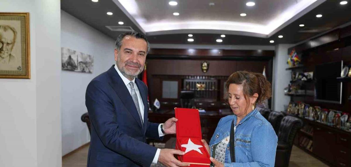Elazığ Belediyesinde Örnek Duyarlılık: Perihan Kaplan’ın Bayrak Tutkusu ve Takdir Edilen Anlar