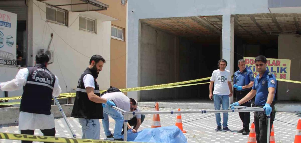 Emekli Polis, Bıçakla Saldıran Oğlunu Öldürdü
