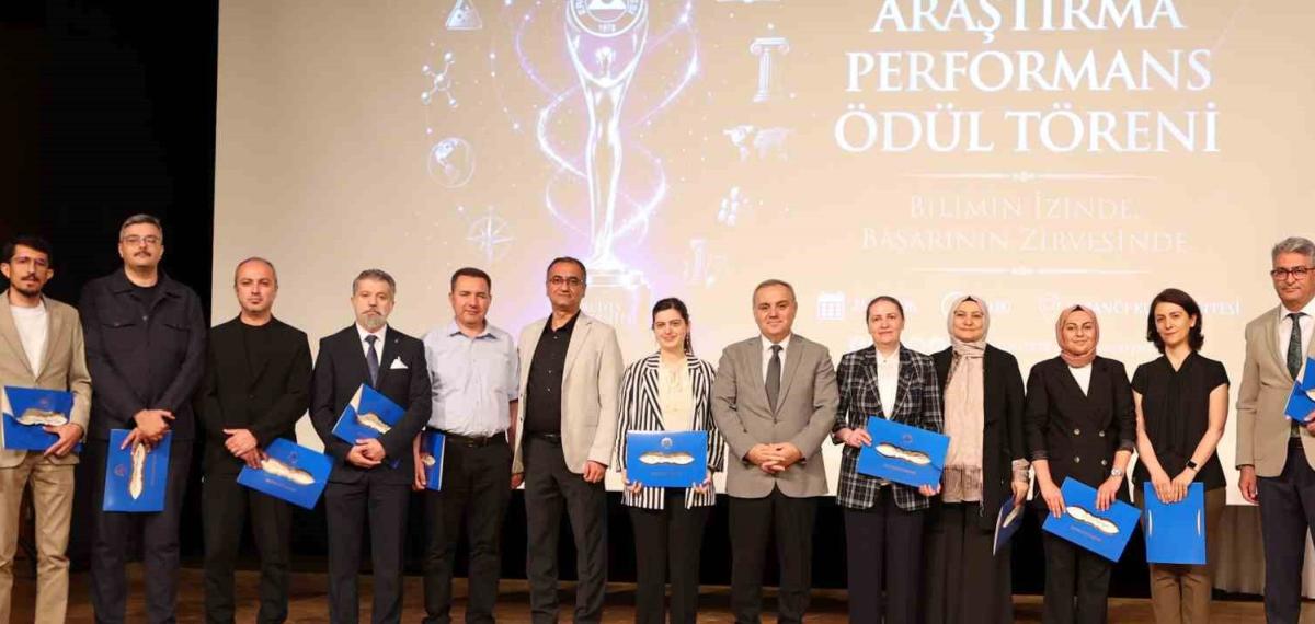 Erciyes Üniversitesi’nde 2025 Araştırma Performans Ödülleri dağıtıldı