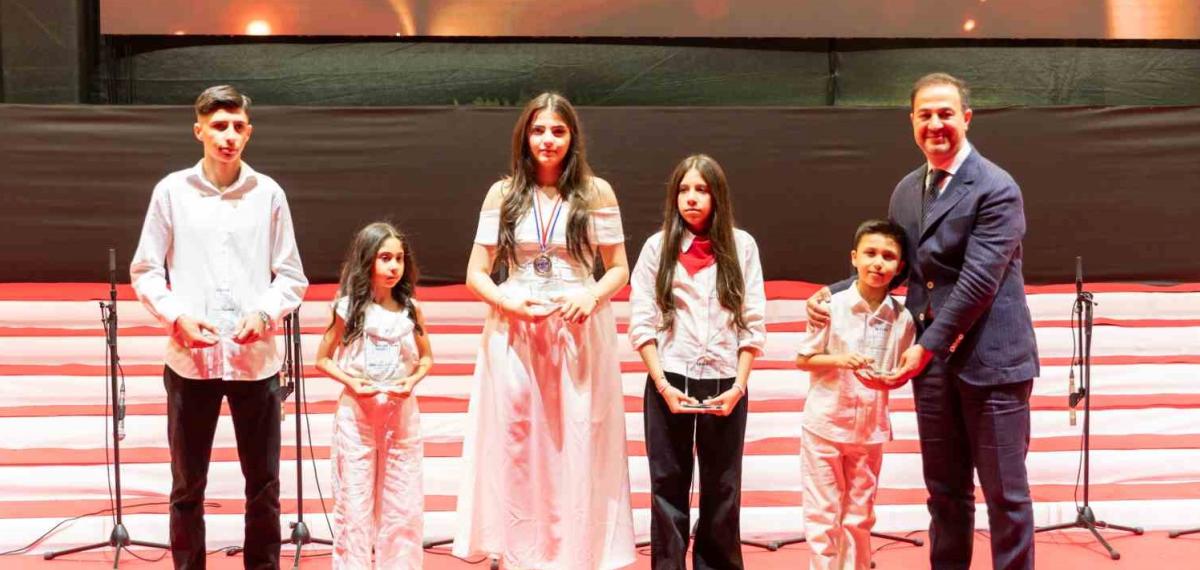Erdem Koleji mezuniyet töreninde öğrencilerin gururlu anları