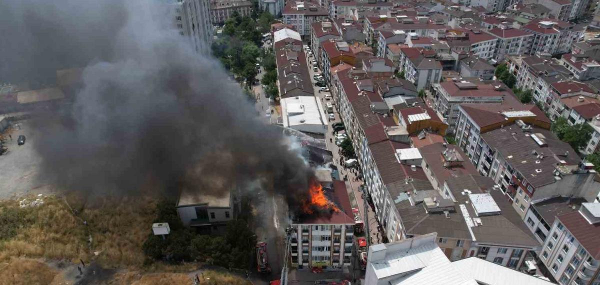 Esenyurt’ta Korkutan Çatı Yangını: 4 Binanın Çatısına Sıçradı