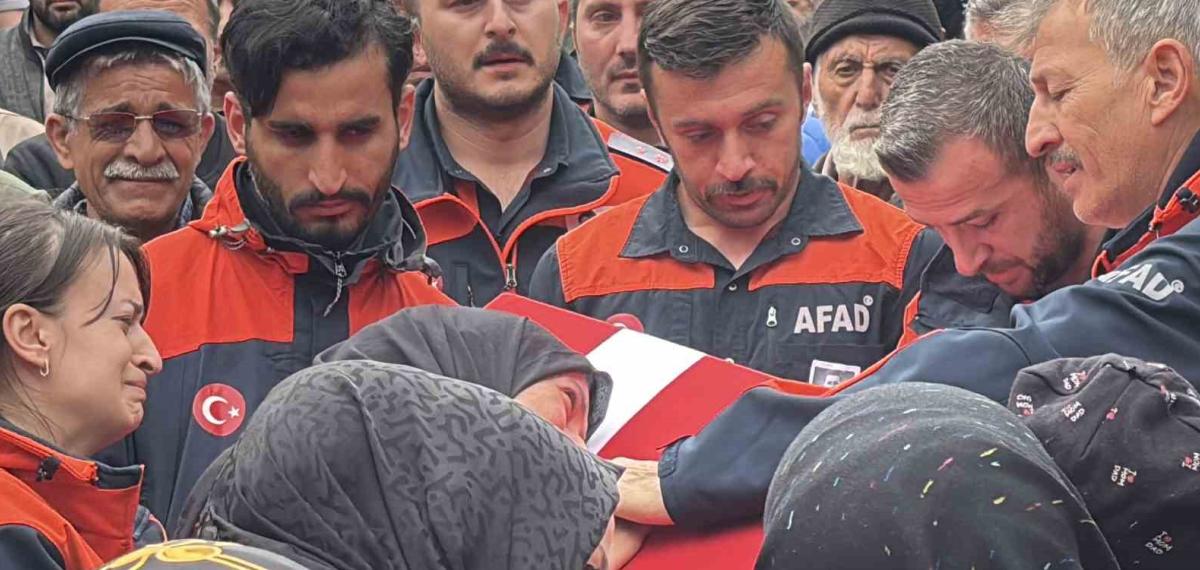 Eşi Tabutuna Son Kere Sarıldı, Babası Namazını Kıldırdı: Afad Çalışanına Hüzünlü Veda