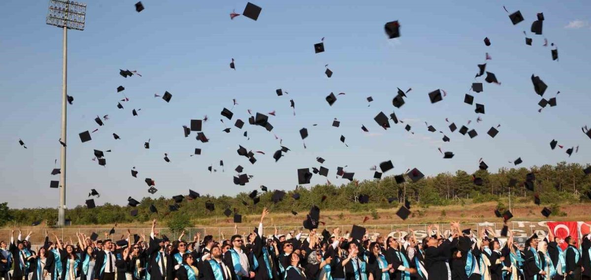 Eskişehir ESOGÜ Tıp Fakültesi 48. Dönem mezunları diplomalarını aldı