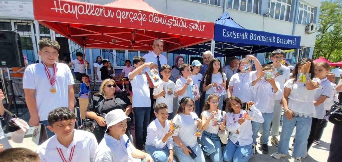 Eskişehir Mehmet Gedik Ortaokulu mavi kapak kampanyasıyla 4 tekerlekli sandalye temin etti