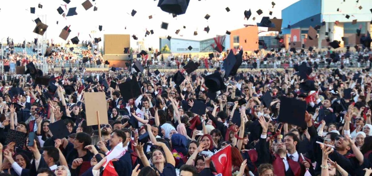 Eskişehir’de Anadolu Üniversitesi mezuniyet töreninde 5 bin 500 öğrenci kep attı
