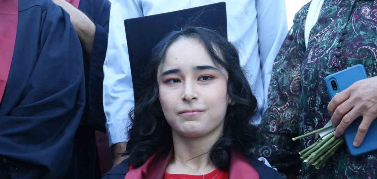 Eskişehir’de serebral palsili Huzeyme Nur Kurt, Anadolu Üniversitesi Açıköğretim’den tıbbi sekreterlik diploması aldı
