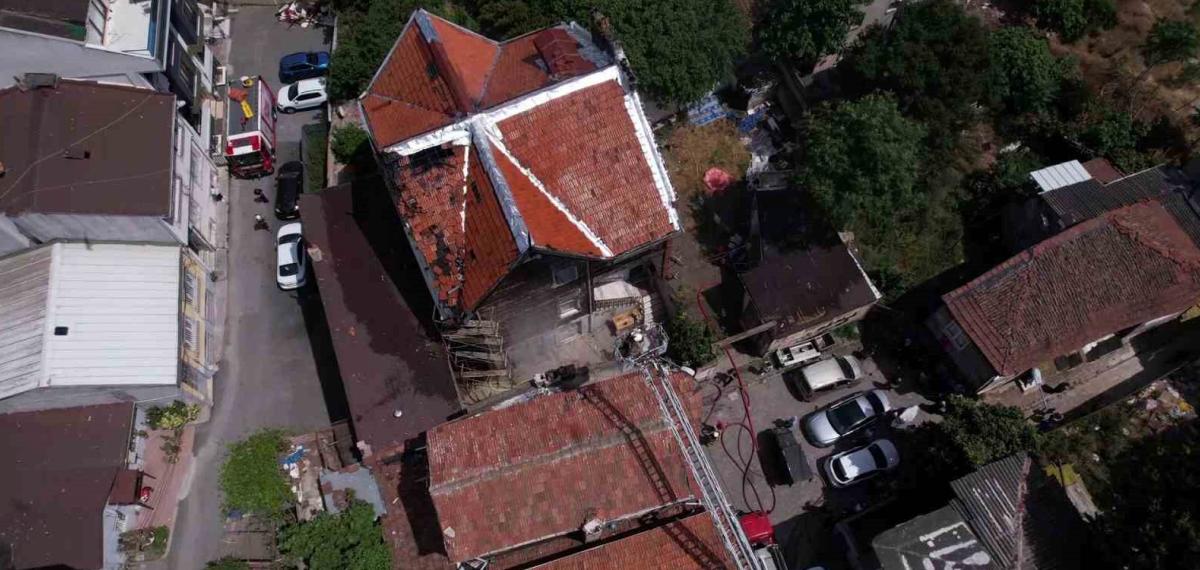 Fatih’te 2 Katlı Tarihi Ahşap Binada Yangın