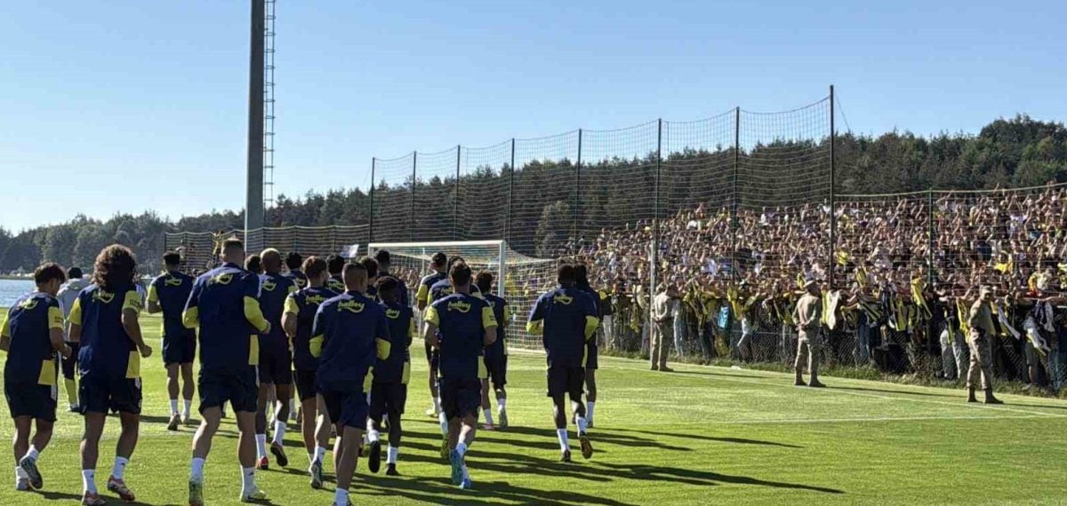 Fenerbahçe Topuk Yaylası’nda taraftar önünde yaptığı antrenmanla yeni sezon hazırlıklarını sürdürdü