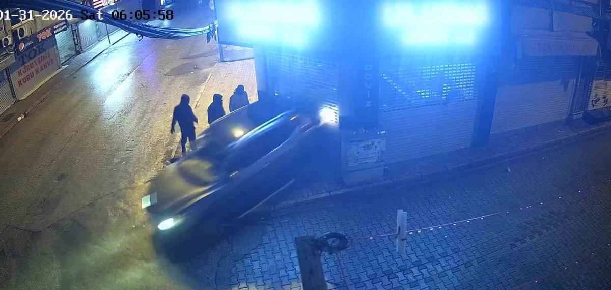 Film Gibi Soygun Kameraya Yansıdı: Kepengi Araçla Yıkıp 16 Bin Dolar Çaldılar
