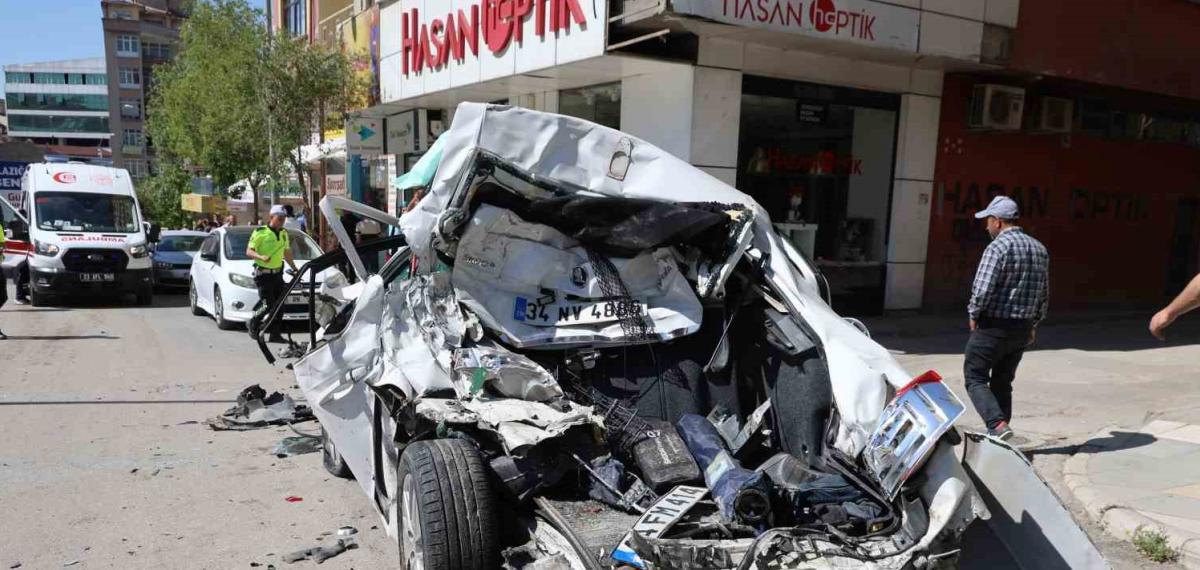 Freni Patlayan Kamyon Caddeyi Savaş Alanına Çevirdi: 10 Araç Zarar Gördü, 5 Yaralı