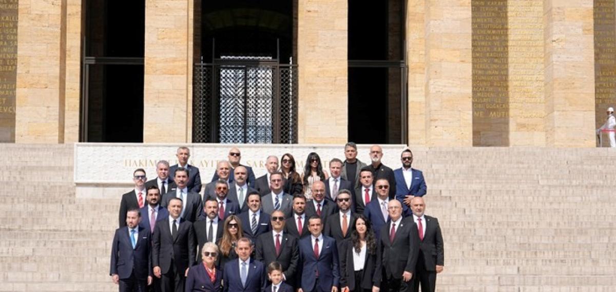 Galatasaray Başkanı Dursun Özbek, Kurullarıyla Birlikte Anıtkabir’i Ziyaret Etti