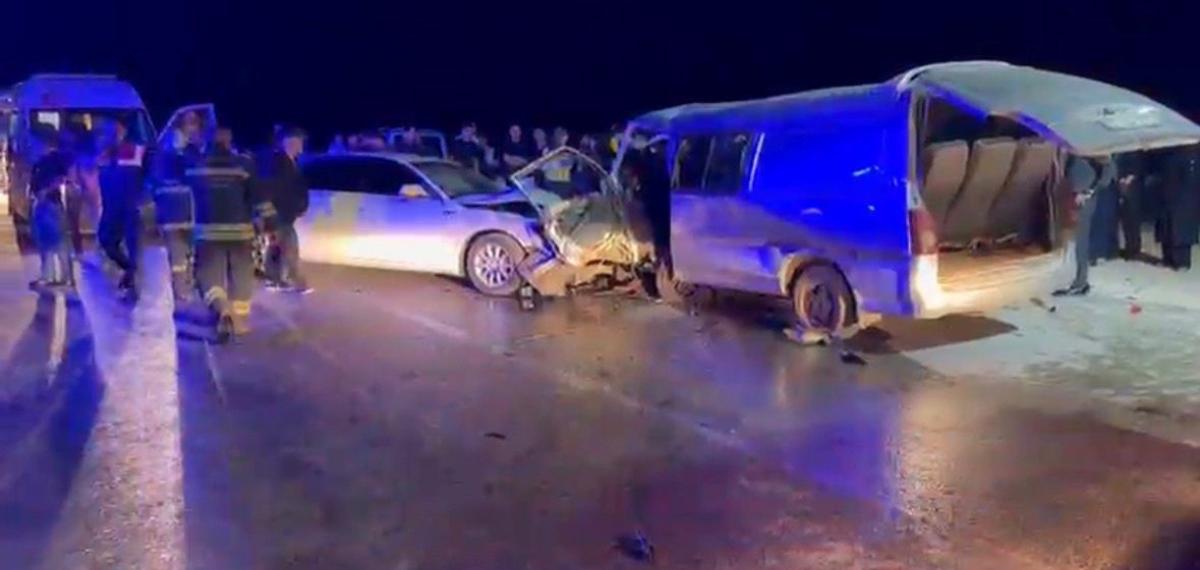 Gaziantep’te 2 Araç Baş Başa Çarpıştı: 1 Meyyit, 12 Yaralı