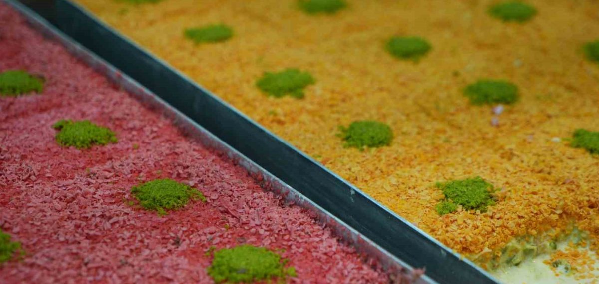 Gaziantep’te baklava ustasından sütlü ve fıstıklı ‘soğuk kadayıf’ üretimi