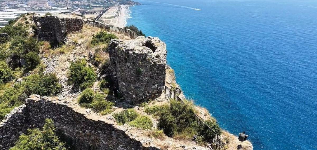 Gazipaşa Selinus Kalesi’nde tehlike büyüktü; polis, drone ile kritik anı yakaladı