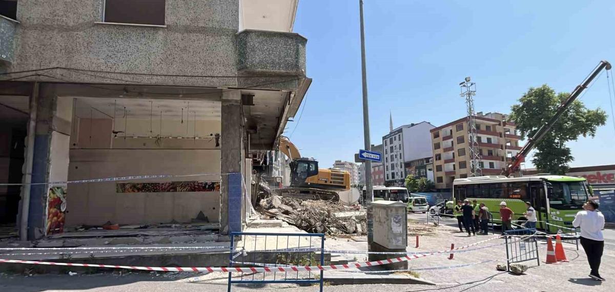 Gebze’de 4 Kişinin Öldüğü Facianın Ardından Boşaltılan 22 Riskli Yapının Yıkımına Başlandı