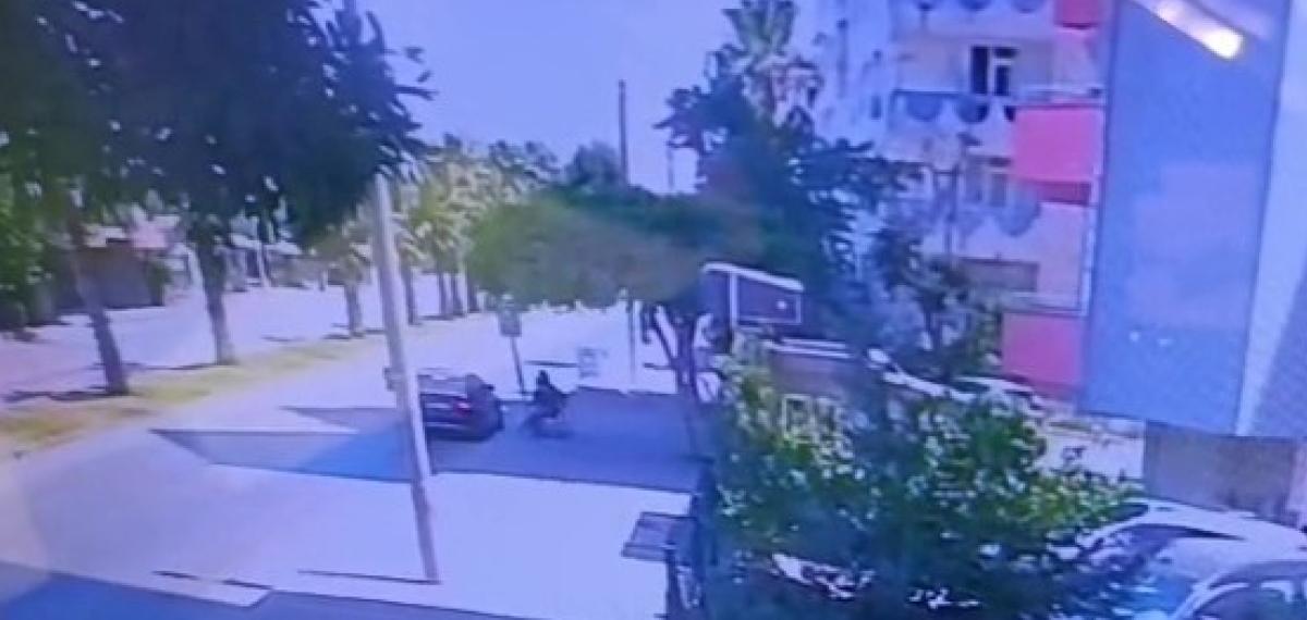 Genç Bayanı Çocuğunun Yanında Hem Dövdüler Hem de Görüntüye Çektiler