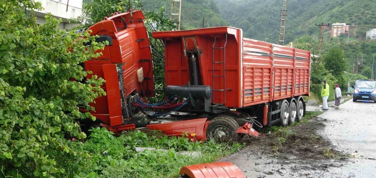 Giresun’da kum yüklü kamyon refüjü aşıp evin bahçesine girdi