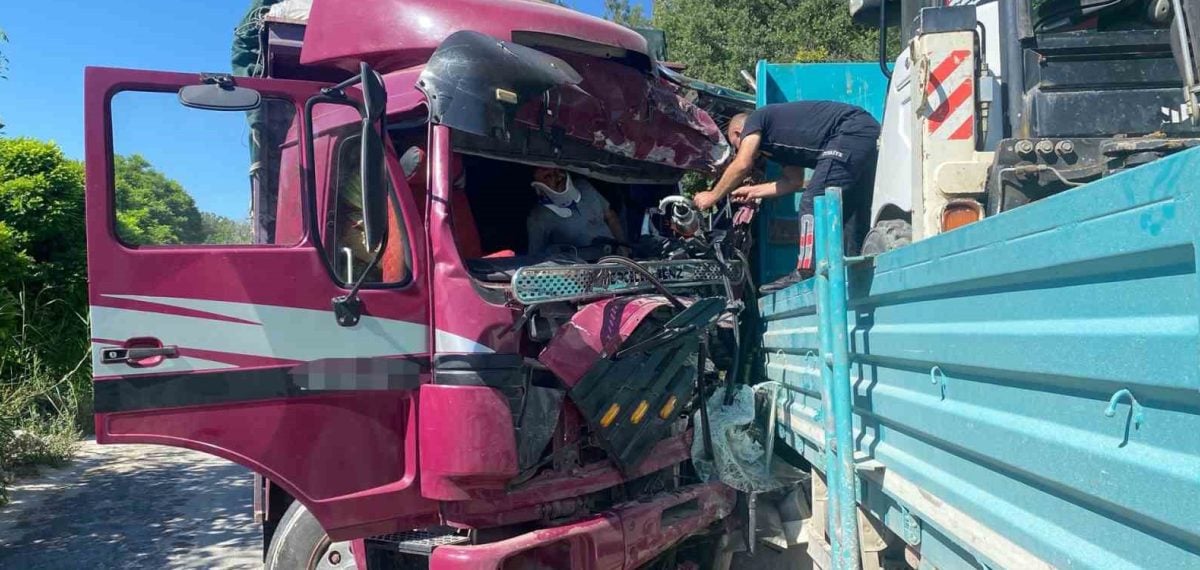 Gördes’te iki kamyonetin çarpıştığı kazada 1 kişi yaşamını yitirdi, 2 yaralı
