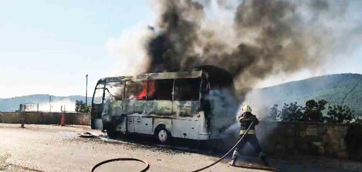 Güvercinlik’te servis midibüsü alev aldı
