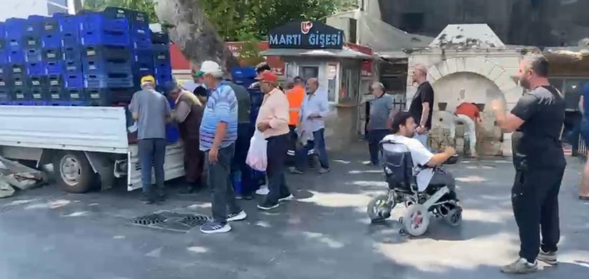 Halde Alıcı Bulamadığı 4 Ton Domatesi Vatandaşlara Fiyatsız Dağıttı