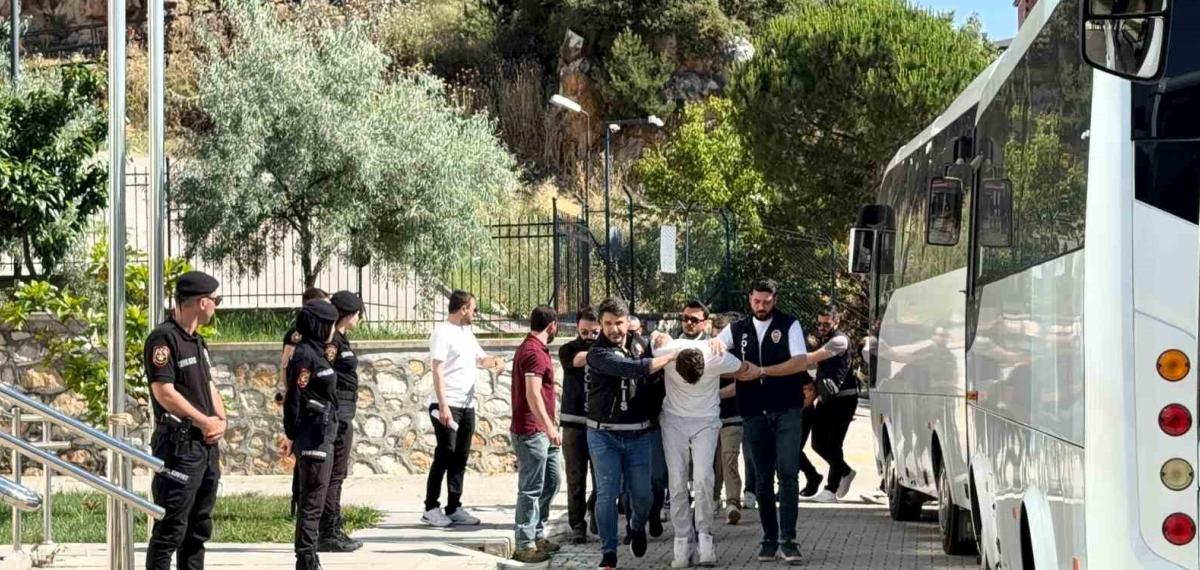 Helikopter ve Özel Harekat Takviyeli Baskın Sonrası 29 Şüpheli Adliyeye Getirildi