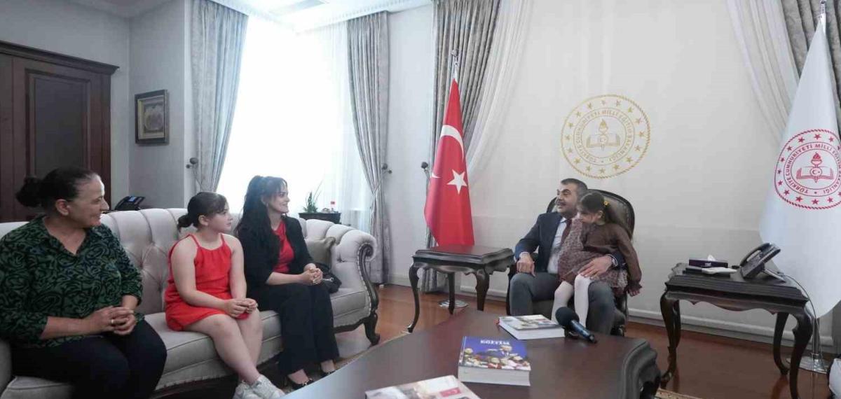 İhlas Haber Ajansı’nın Haberiyle Tüm Türkiye’nin Tanıdığı Görme Engelli Küçük Müzisyen Nil, Milli Eğitim Bakanı Tekin’in Ziyaret Etti