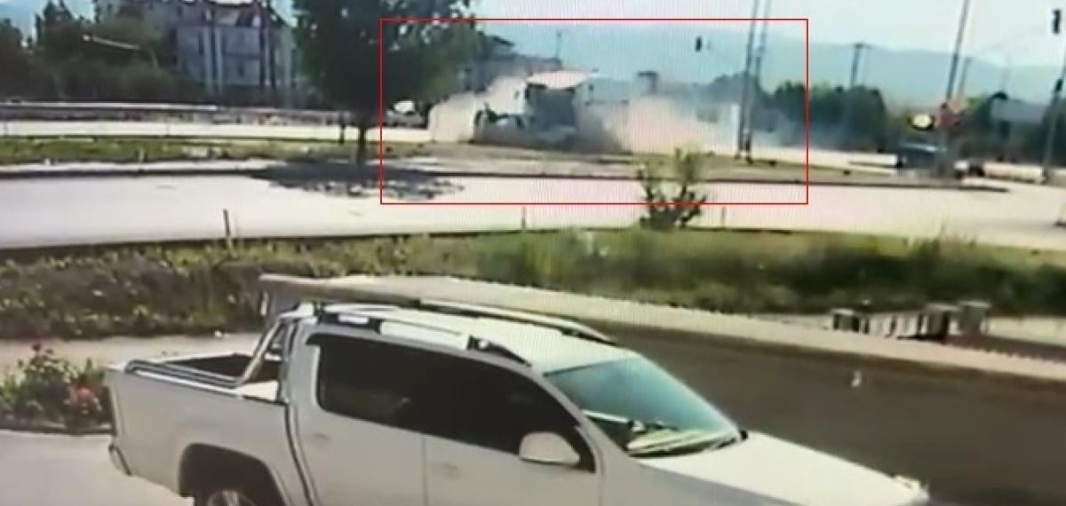 İlçede otobüs ve hafif ticari araç çarpıştı: 1 ölü