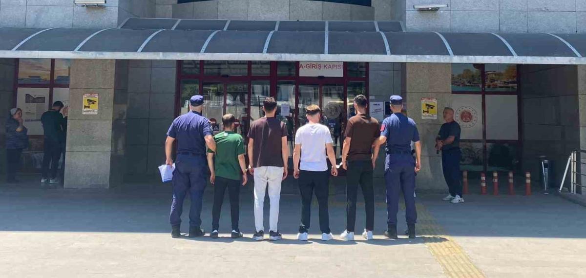 Irmaktaki Teknenin Kapısını Kırıp İçeride Buldukları Alkollerle Alem Yaptılar