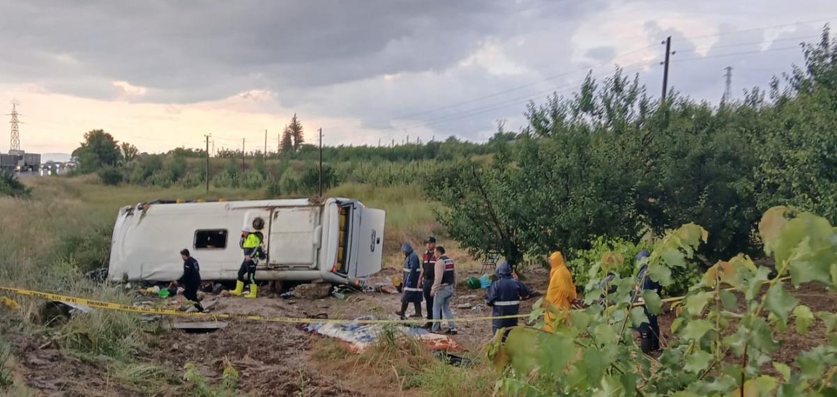 Isparta Gelendost’ta tur midibüsü devrildi: 5 ölü, 25 yaralı