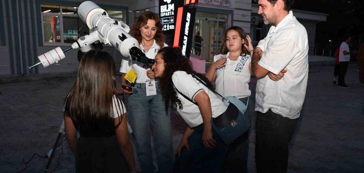 Isparta’da Bilim Isparta Merkezi’nde gökyüzü gözlem etkinliği düzenlendi