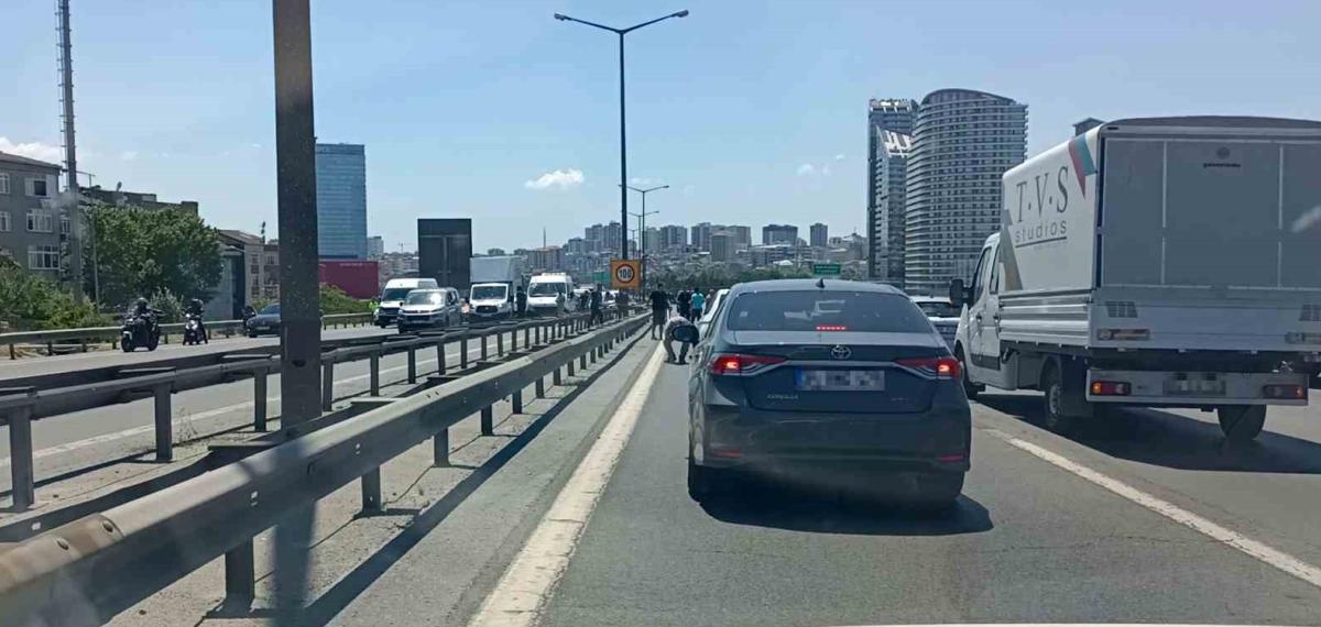 İstanbul Bağcılar’da motosiklet düşmesi sonucu para saçıldı