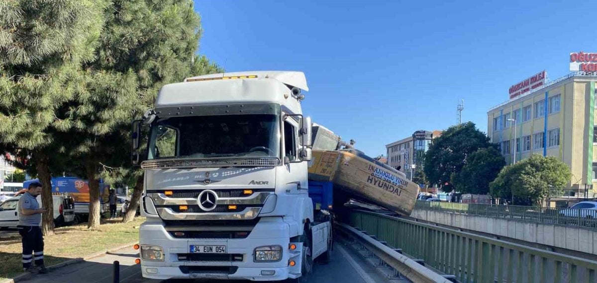 İstanbul Bahçelievler’de Tır Kazası Trafiği Hasara Uğrattı