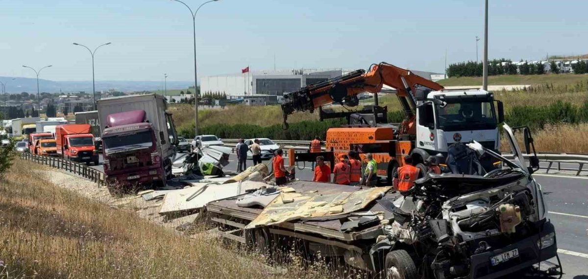 İstanbul Büyükçekmece TEM Otoyolu’nda Zincirleme Trafik Kazası