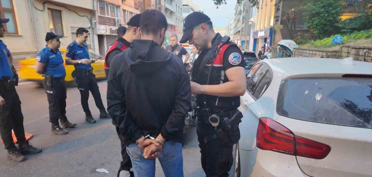İstanbul Kadıköy’de narkotik ve trafik denetiminde 41 bin 500 TL ve kokain ele geçirildi