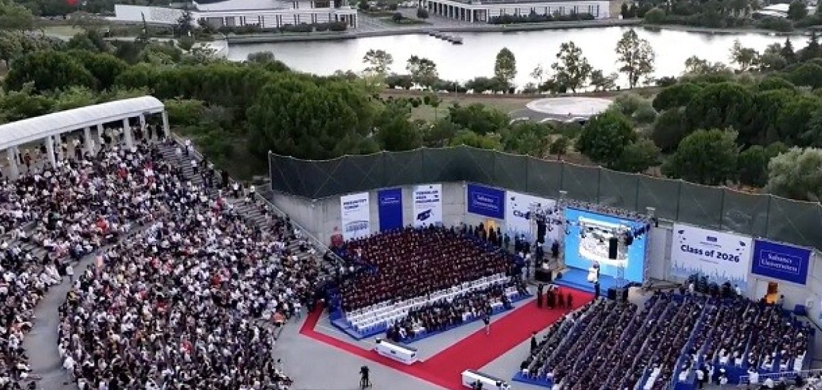 İstanbul Tuzla’da Sabancı Üniversitesi 2026 mezunlarını törenle uğurladı