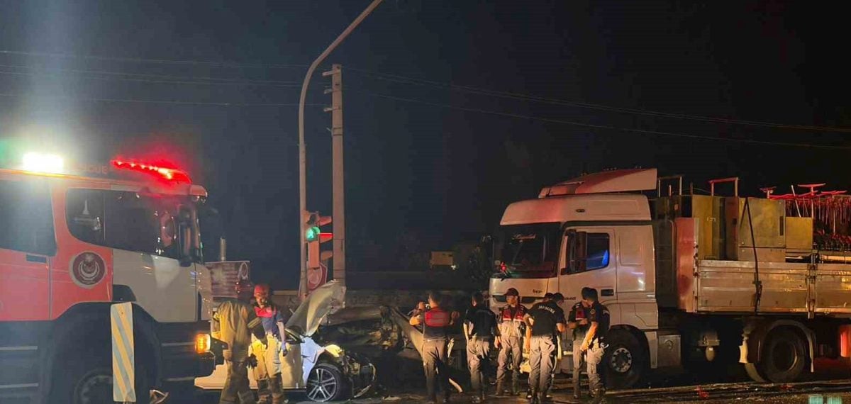İzmir Aliağa’da tırın çarpmasıyla meydana gelen zincirleme kazada 5 kişi yaralandı