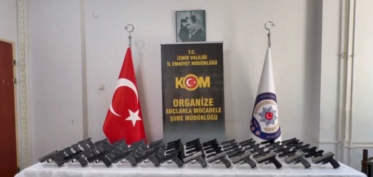 İzmir’de eş zamanlı operasyonda 96 tabanca ve uyuşturucu ele geçirildi, 10 kişi tutuklandı