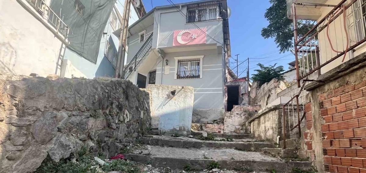 İzmir’de Eski Koca Dehşeti: Kezzap Attığı Eski Karısı Öldü, Kızı İse Ömür Savaşında