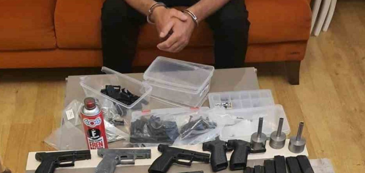 İzmir’de suç örgütlerine operasyon: 38 gözaltı ve silah atölyesi ele geçirildi
