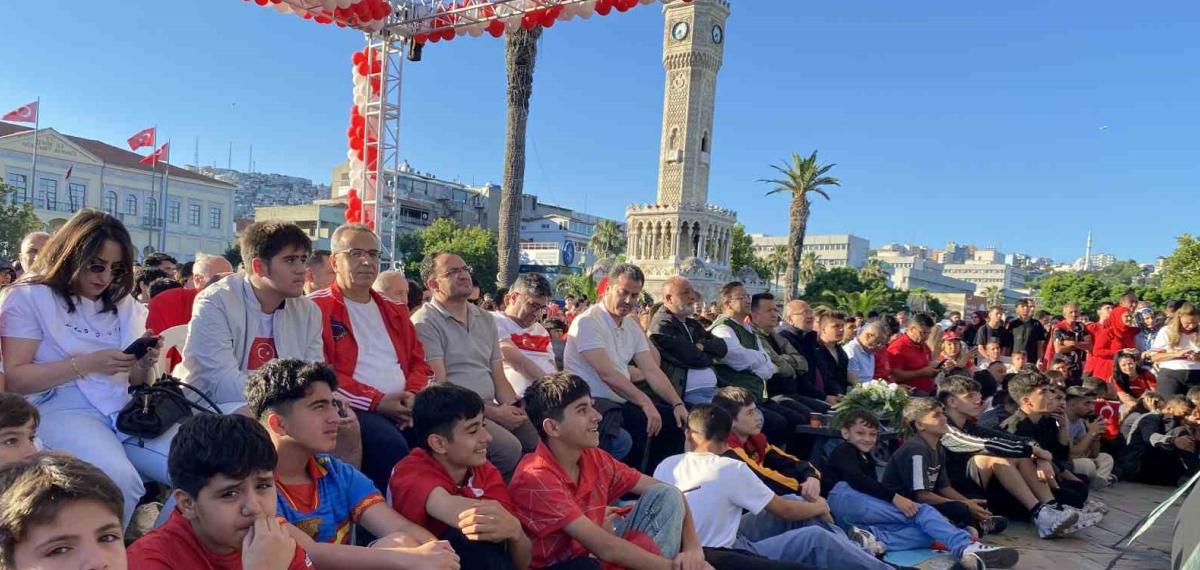 İzmir’de Ulusal Heyecan Meydanlara Taştı: Dev Ekranda Dünya Kupası Coşkusu