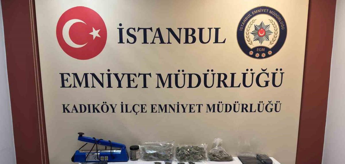 Kadıköy’de “Dur” İhtarına Uymayan Şüphelilerden Çok Ölçüde Uyuşturucu Husus ve Ruhsatsız Silah Çıktı